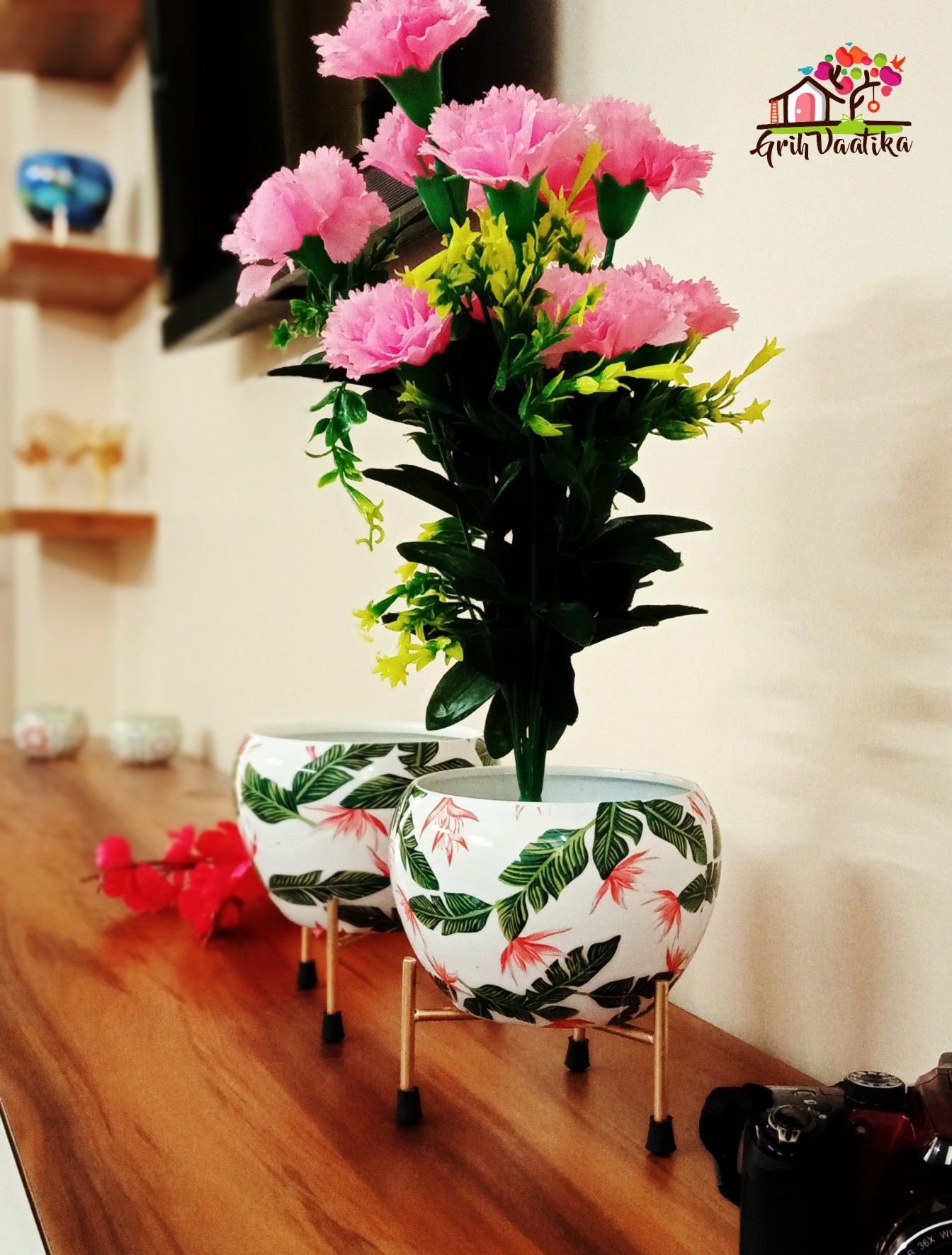 Handcrafted Fresh Leaves Meena Pot with Stand